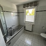 Wannenbad/WC mit Fenster und Waschmaschinenanschluss